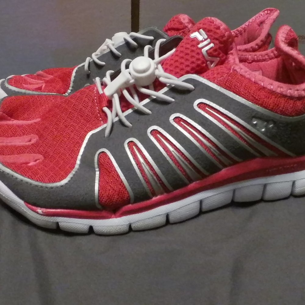 Women's Filas Skele-toes Size 5.5 Pink/Gray